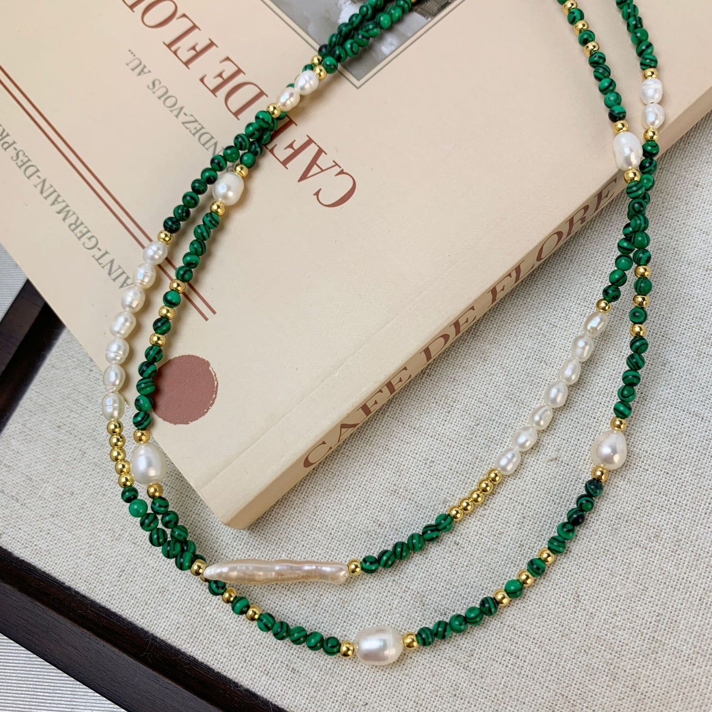Collier Malachite et Perles d'Eau Douce - Élégance Naturelle - Aurore Studio