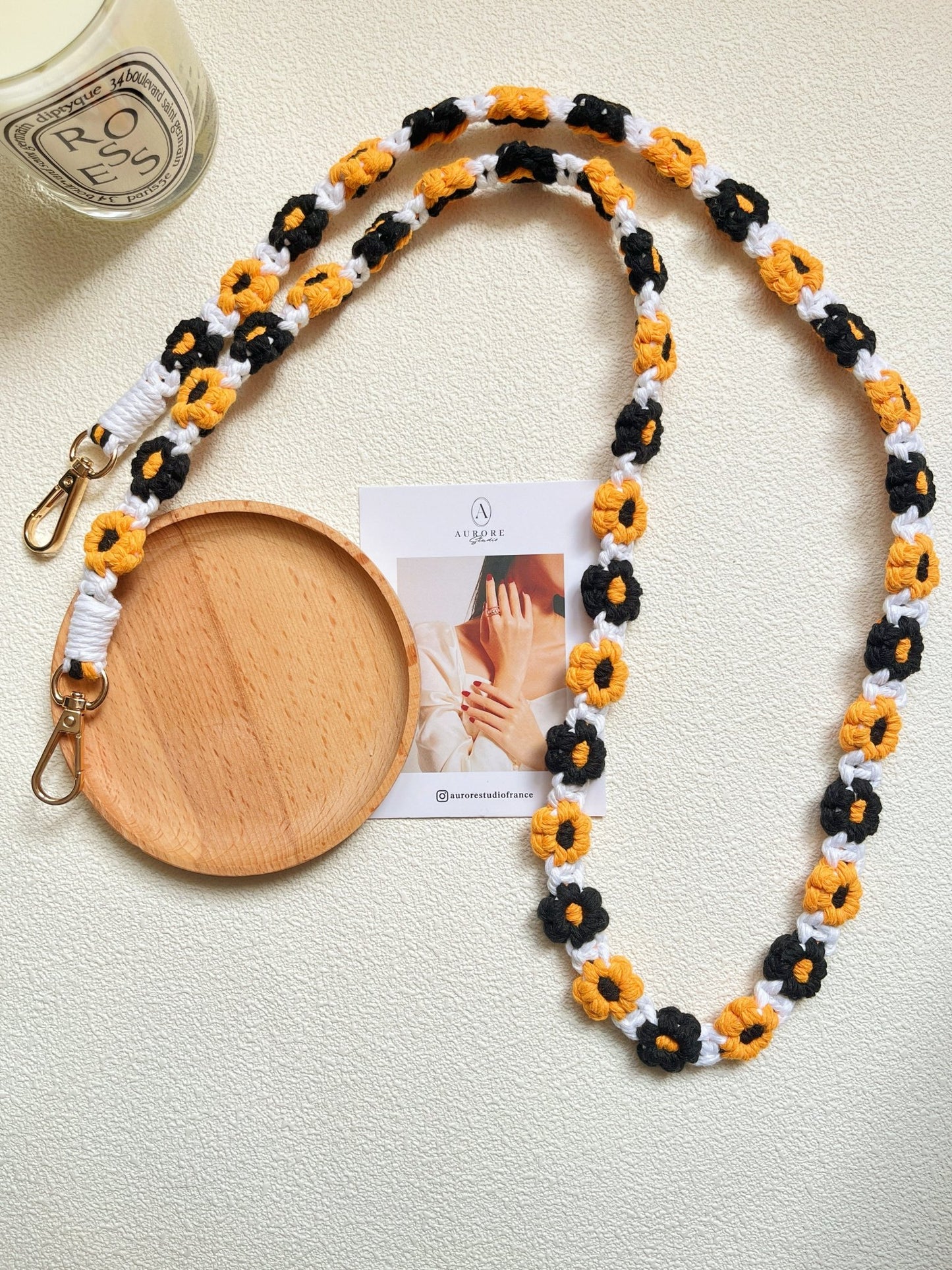 Lanière de Téléphone en Fleurs Crochetées Accessoire Bohème Fait Main - Aurore Studio