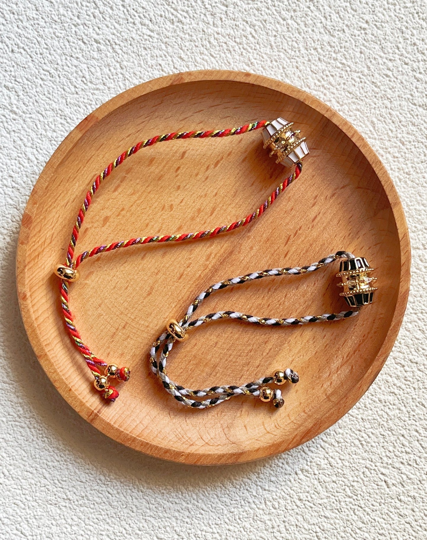 Bracelet sur cordon ajustable plaqué or - Porte - bonheur - Aurore Studio