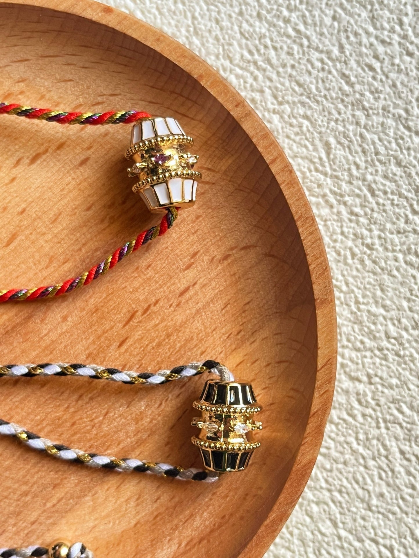 Bracelet sur cordon ajustable plaqué or - Porte - bonheur - Aurore Studio