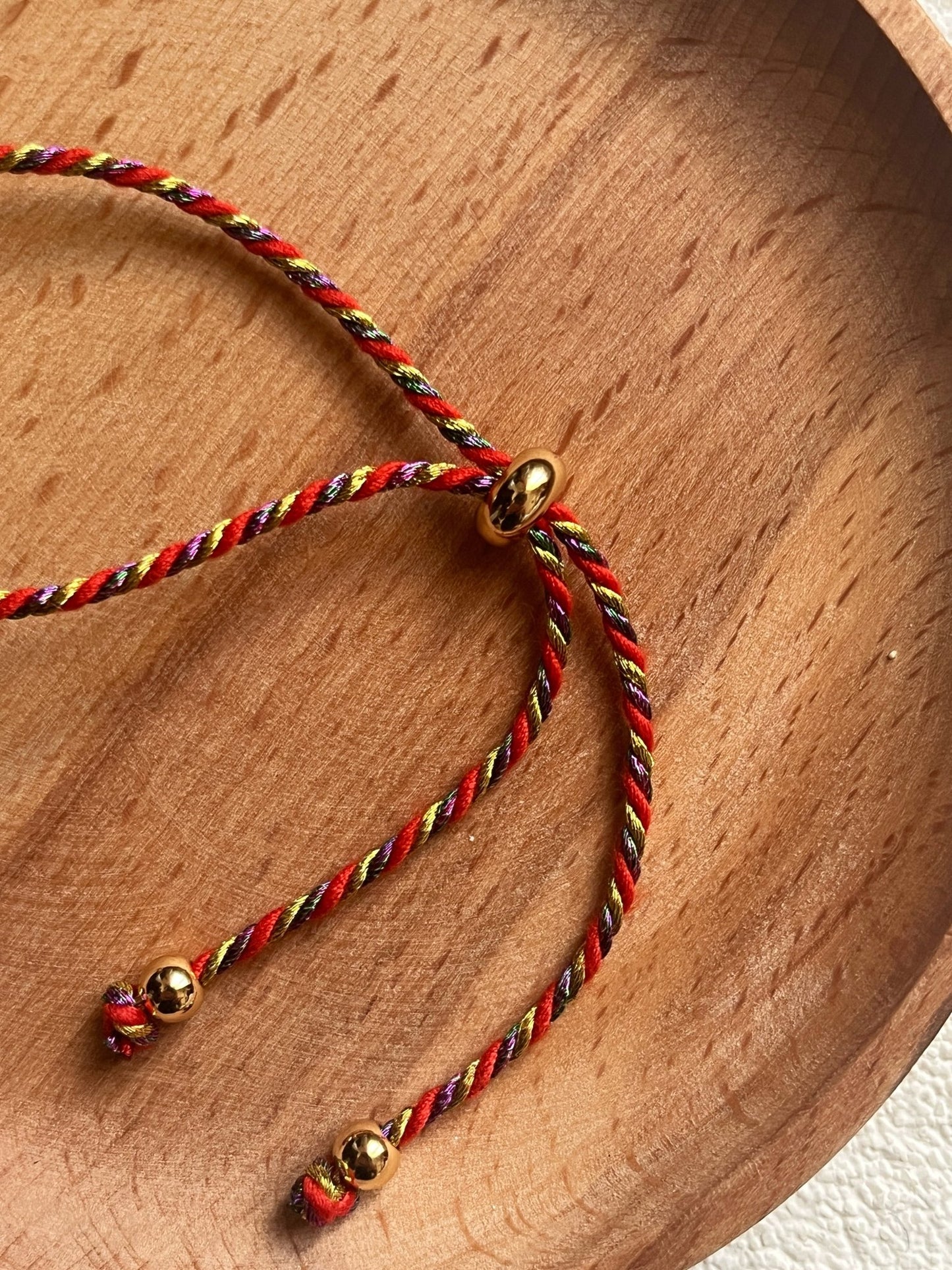 Bracelet sur cordon ajustable plaqué or - Porte - bonheur - Aurore Studio