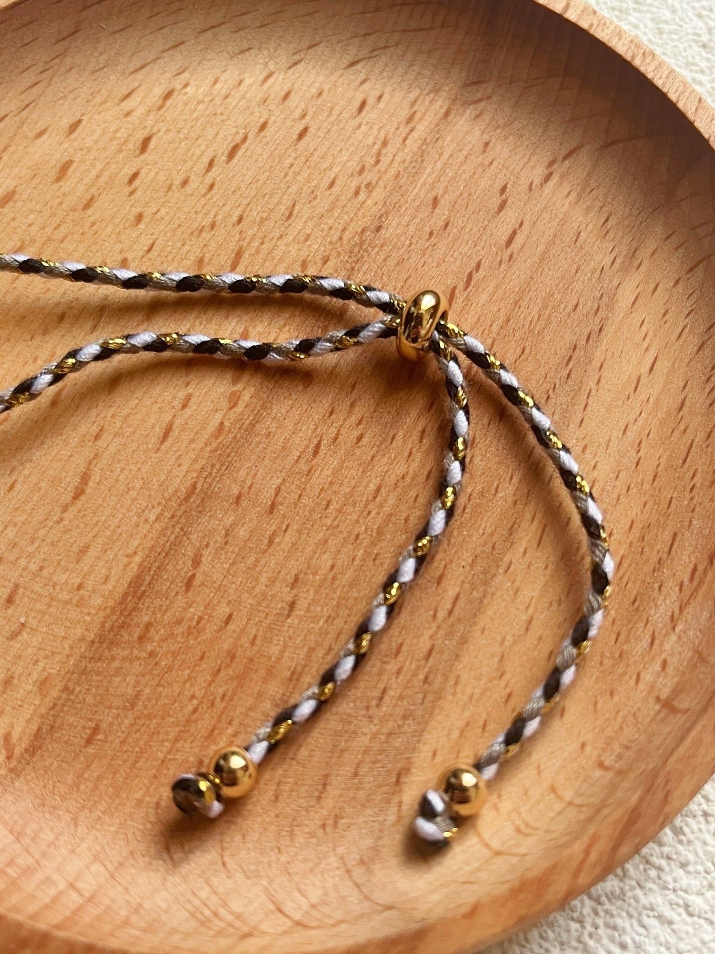 Bracelet sur cordon ajustable plaqué or - Porte - bonheur - Aurore Studio