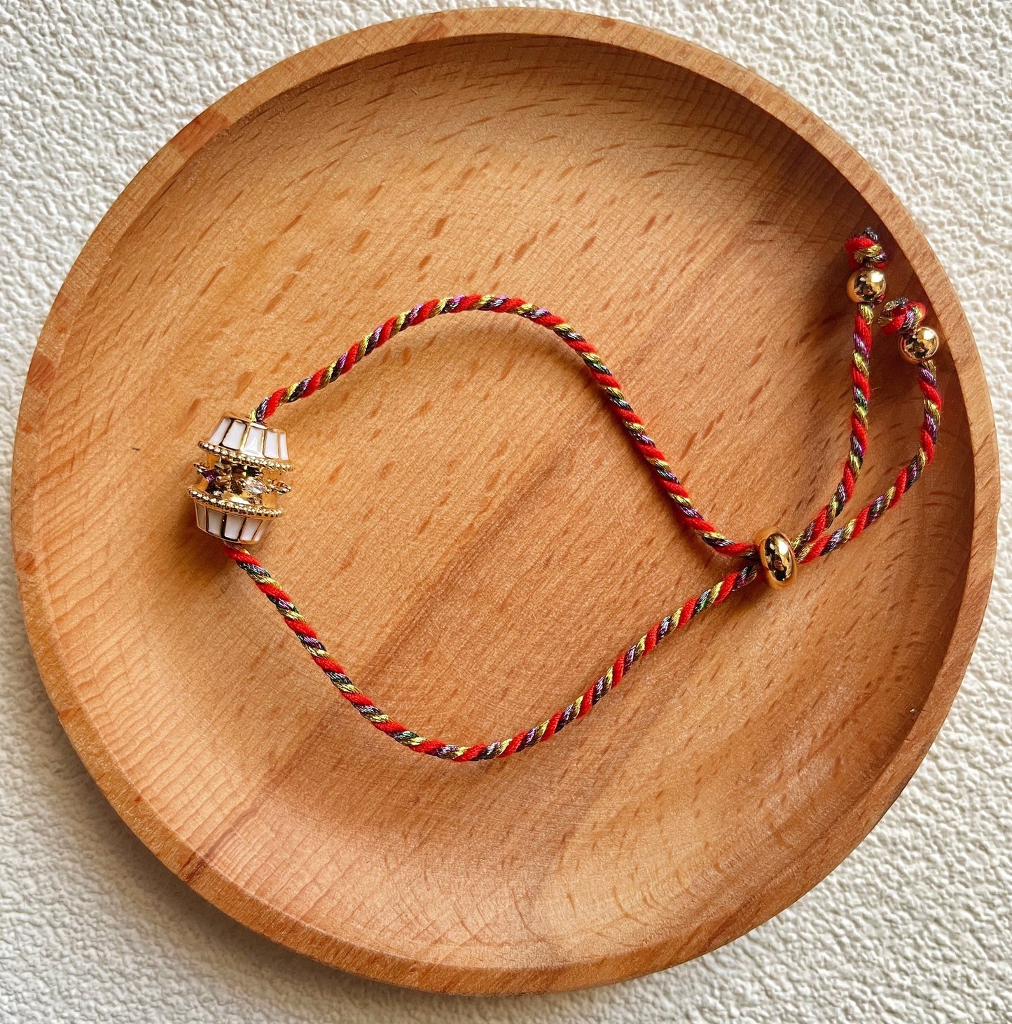 Bracelet sur cordon ajustable plaqué or - Porte - bonheur - Aurore Studio