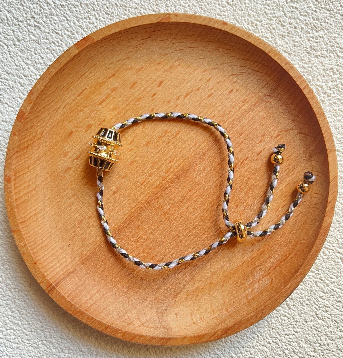 Bracelet sur cordon ajustable plaqué or - Porte - bonheur - Aurore Studio