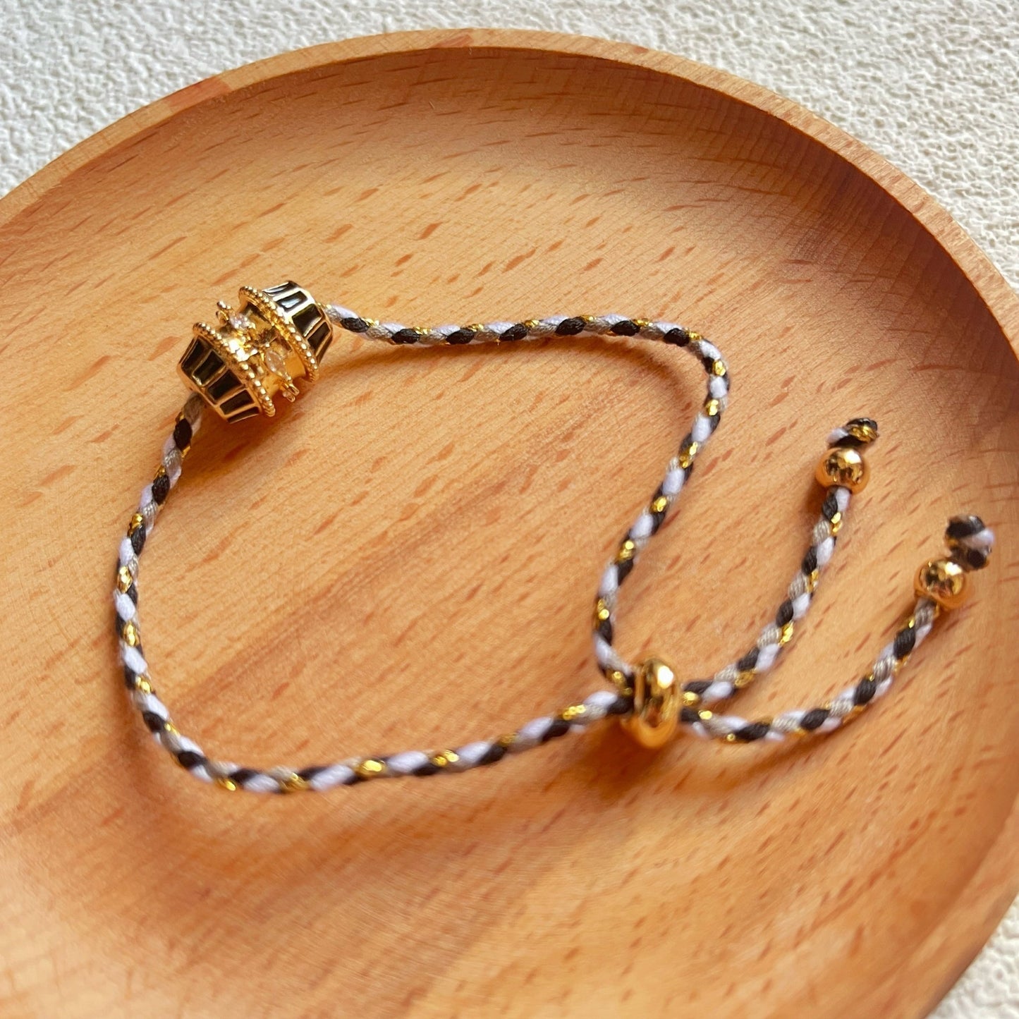 Bracelet sur cordon ajustable plaqué or - Porte - bonheur - Aurore Studio