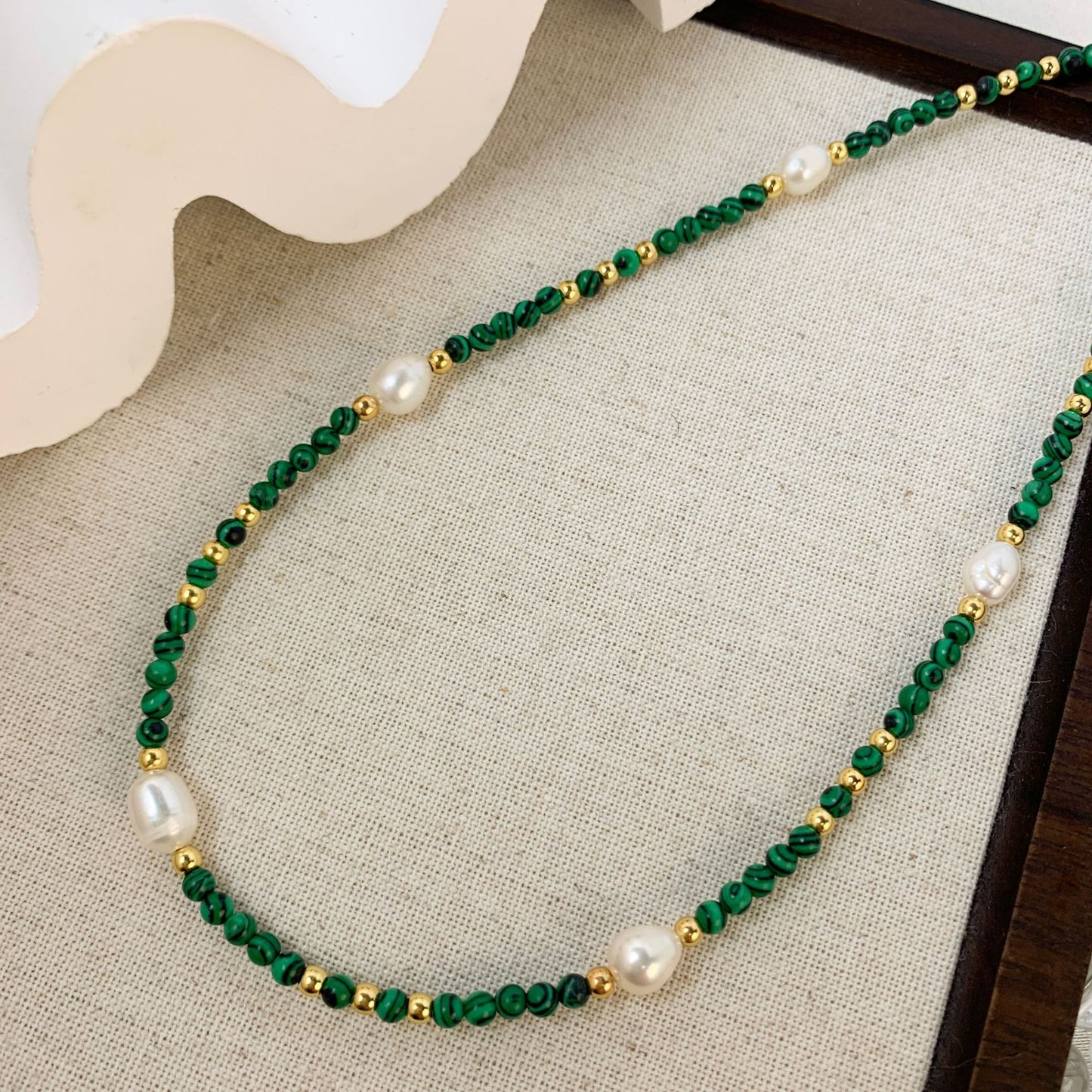 Collier Malachite et Perles d'Eau Douce - Élégance Naturelle - Aurore Studio