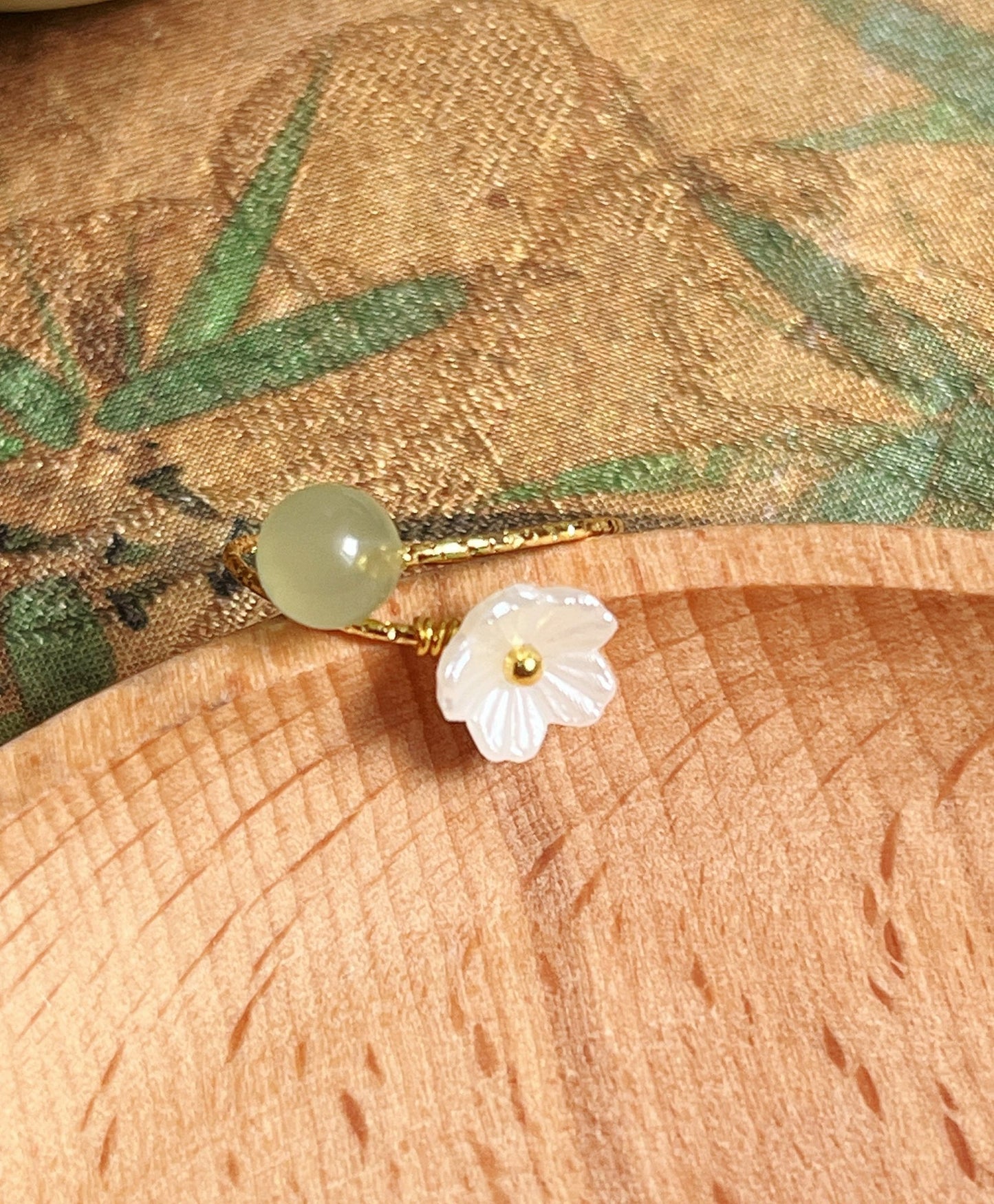 🌸 Bague Chinoise Ajustable Fleur de Cerisier et Imitation Jade de Hetian 🌿 - Aurore Studio