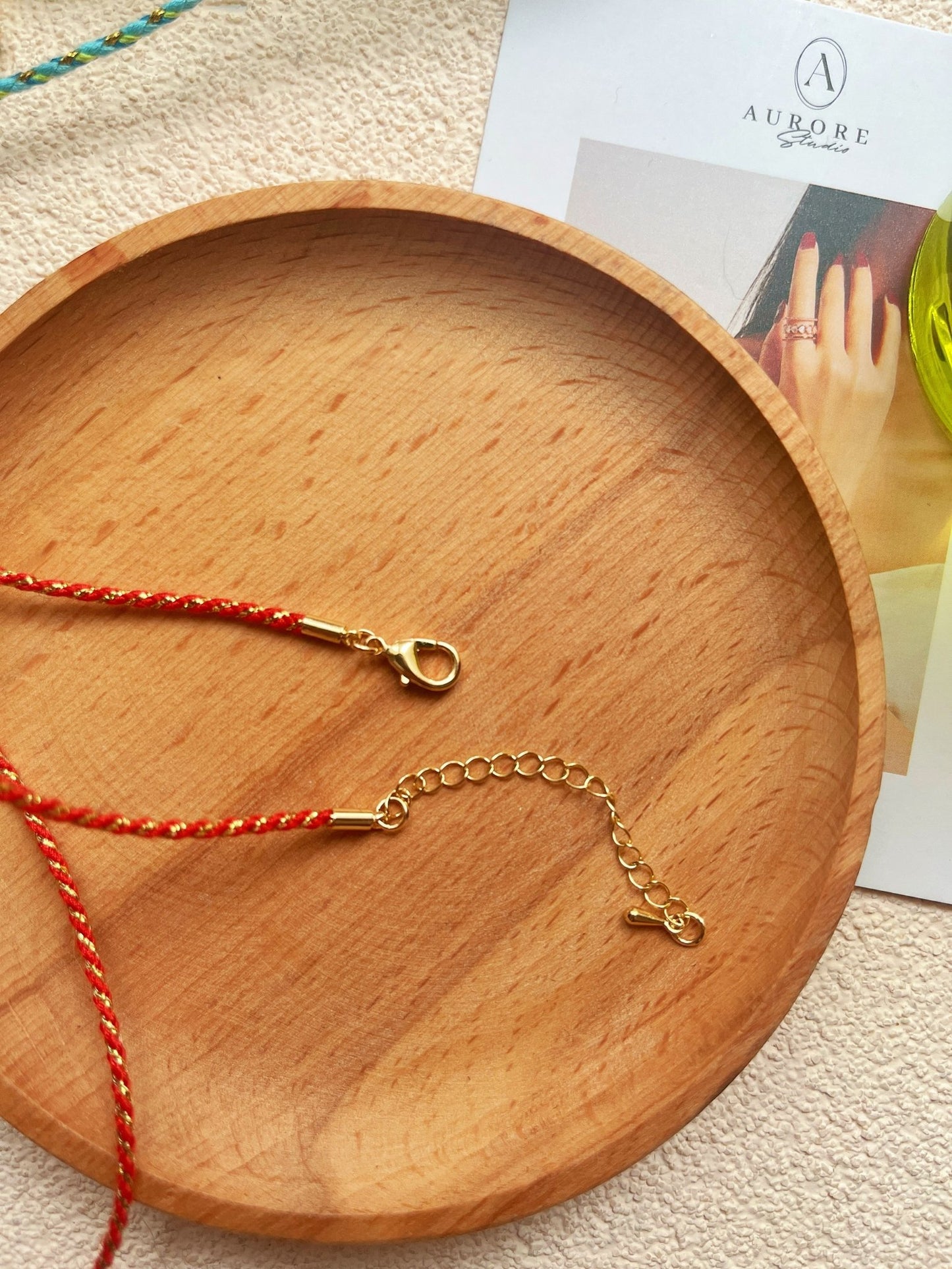 Collier croix baroque colorée – chaîne dorée tressée - Aurore Studio