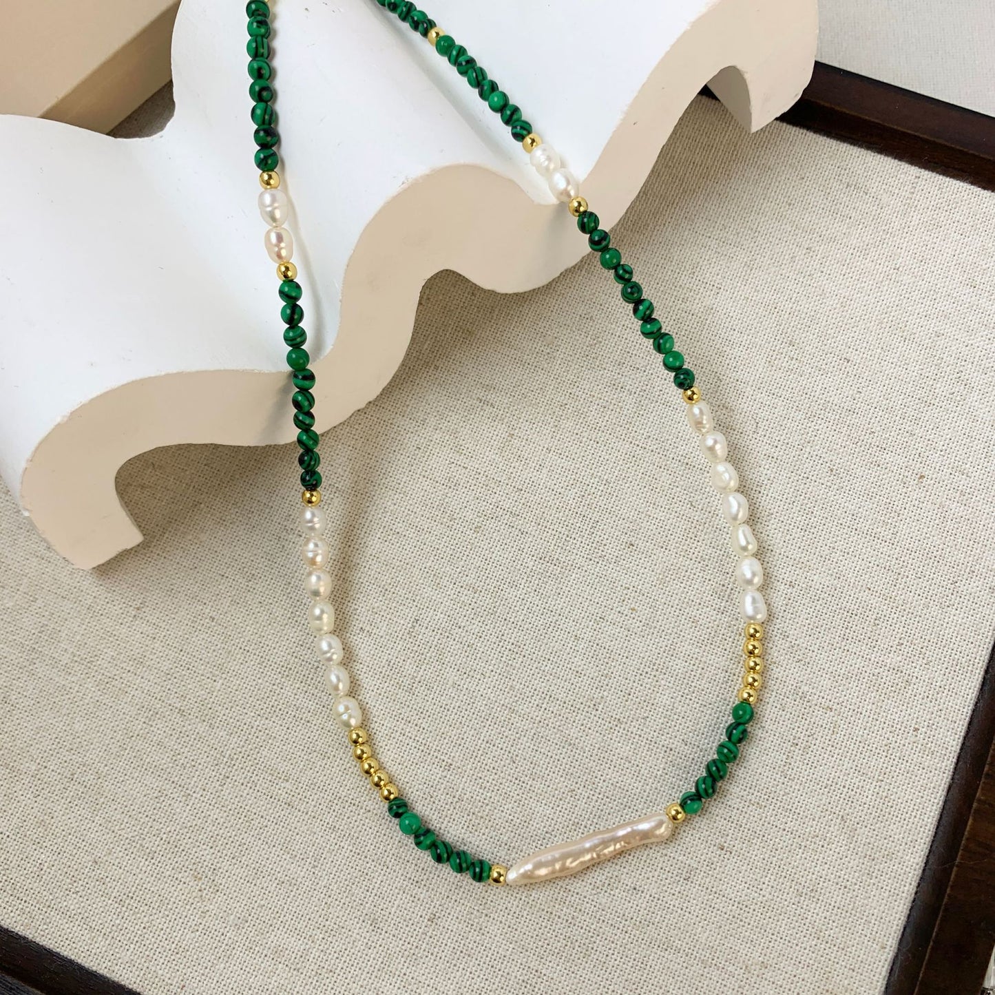 Collier Malachite et Perles d'Eau Douce - Élégance Naturelle - Aurore Studio