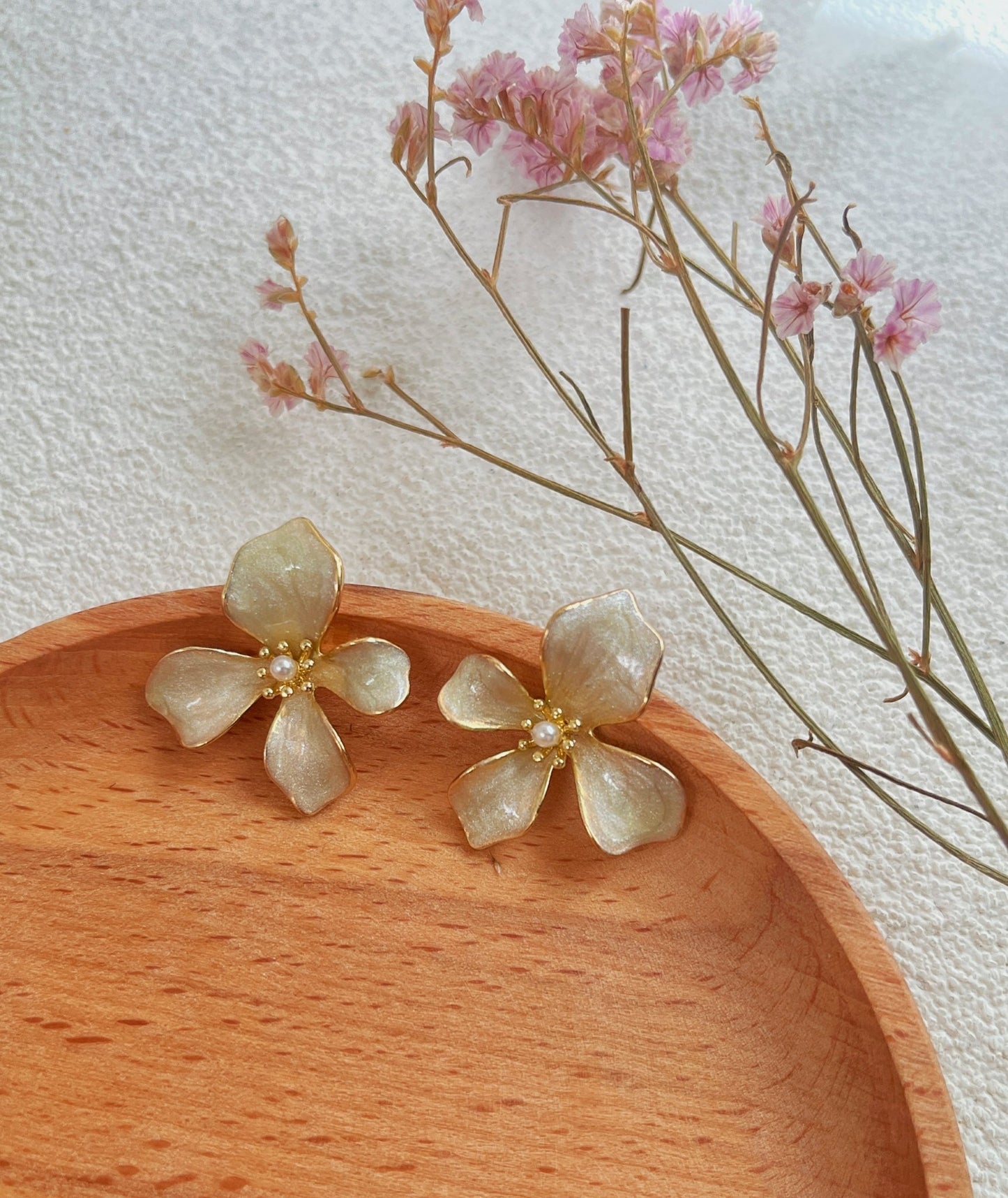 Boucles d'Oreilles Florales Émaillées Rose Nacré tige en argent - Élégance Printanière - Aurore Studio