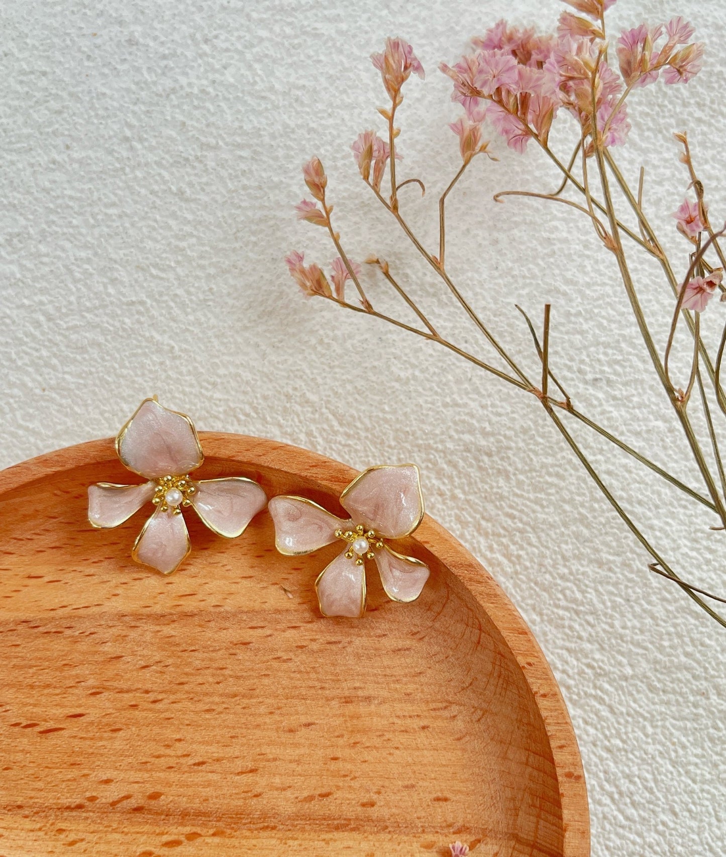Boucles d'Oreilles Florales Émaillées Rose Nacré tige en argent - Élégance Printanière - Aurore Studio