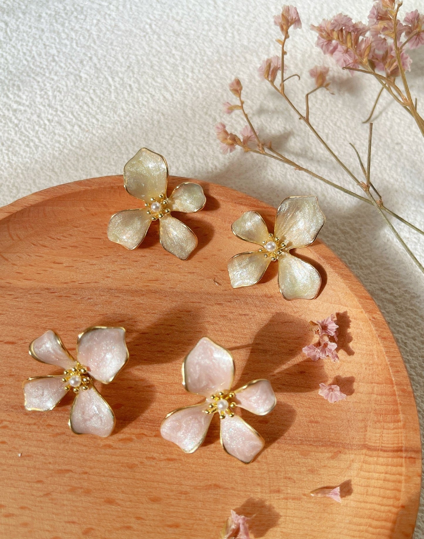 Boucles d'Oreilles Florales Émaillées Rose Nacré tige en argent - Élégance Printanière - Aurore Studio