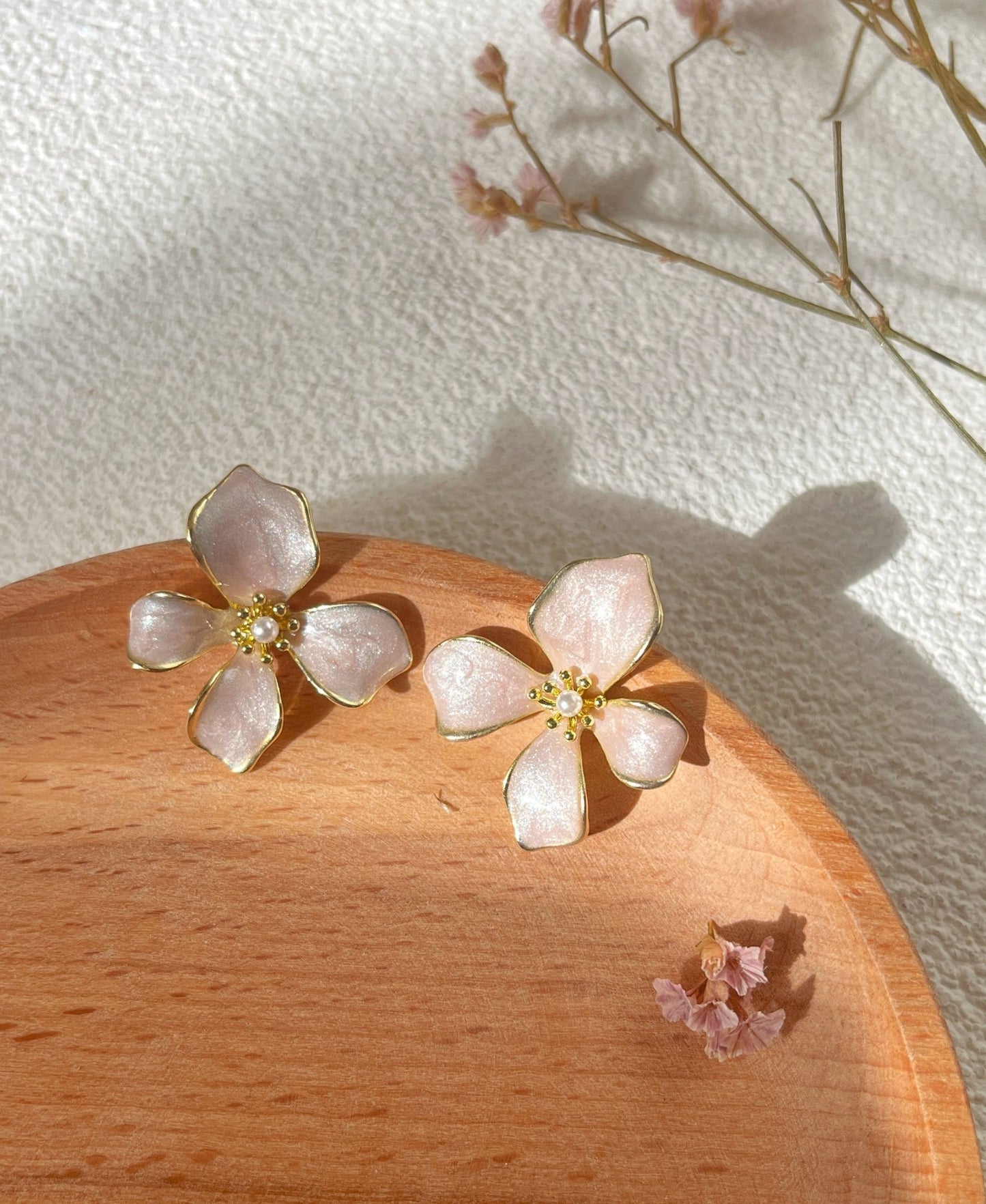 Boucles d'Oreilles Florales Émaillées Rose Nacré tige en argent - Élégance Printanière - Aurore Studio