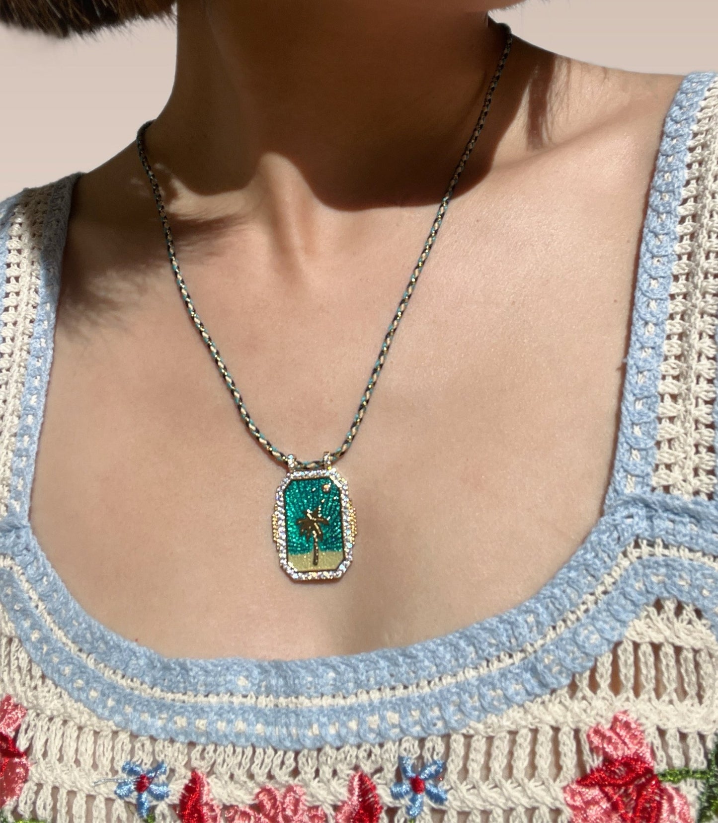 Collier amulette palmier ras de cou en cordon tressé ajustable - Aurore Studio