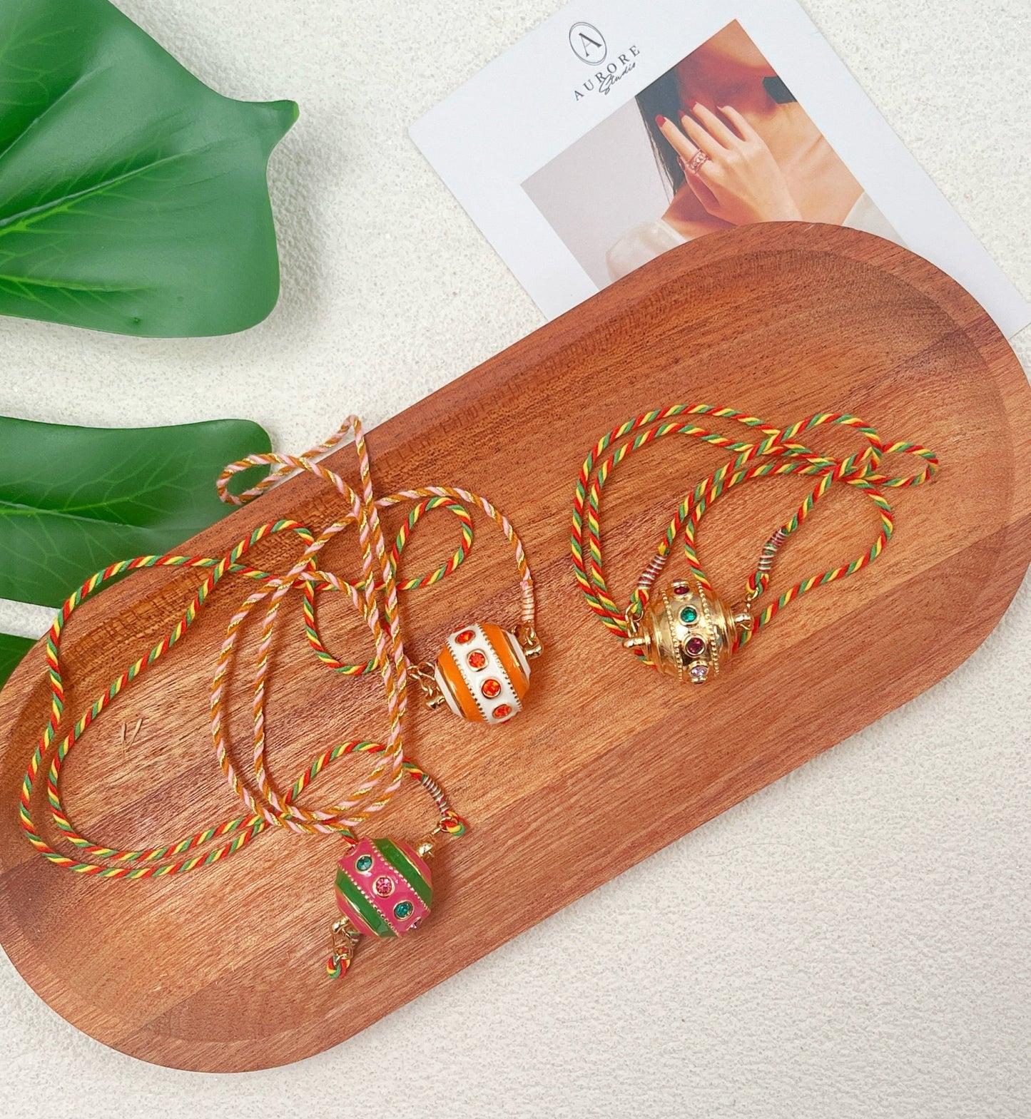 Tour de cou pendentif sphère – Bijou coloré fait main Plaqué Or - Aurore Studio