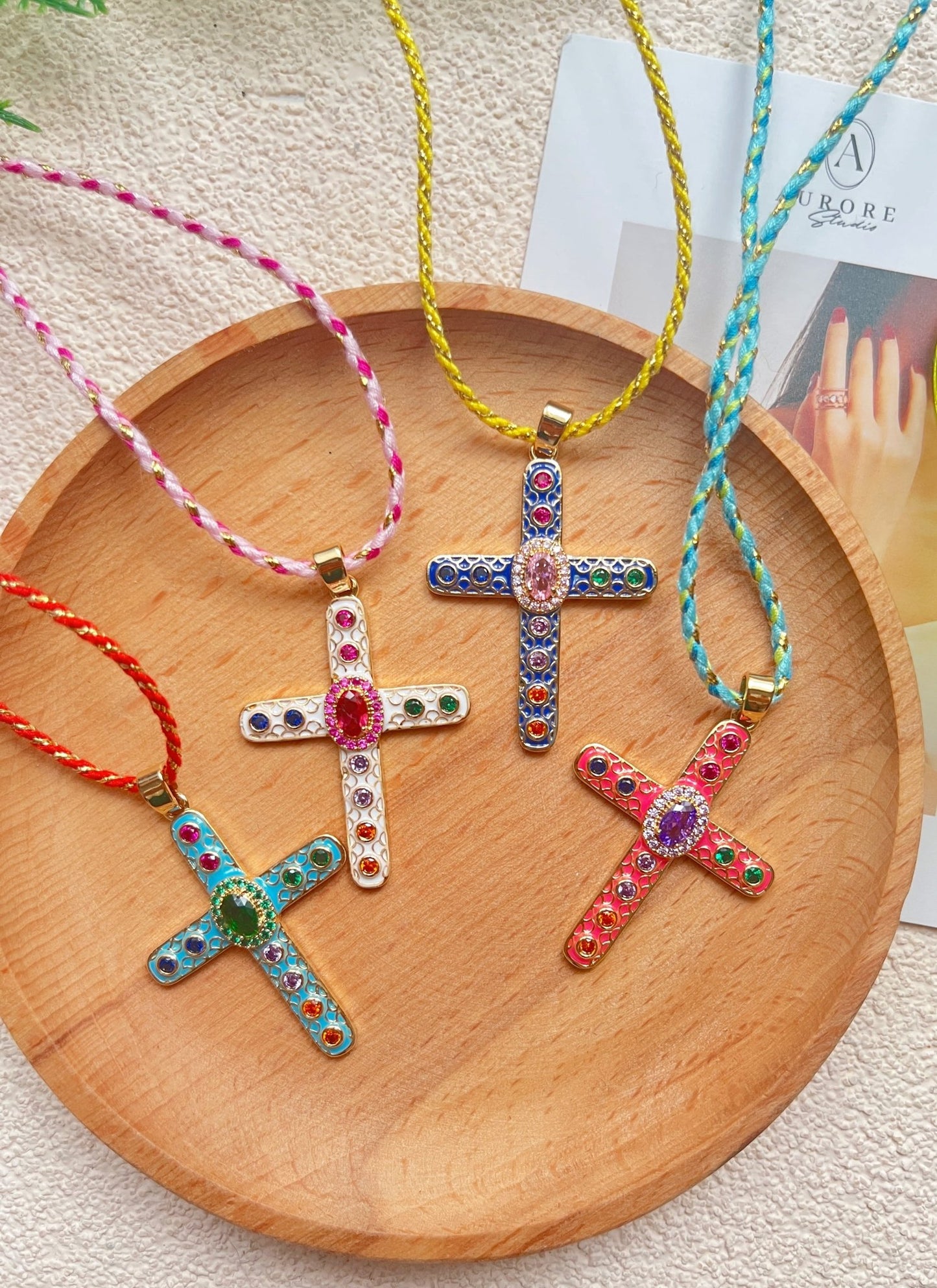Collier croix baroque colorée – chaîne dorée tressée - Aurore Studio
