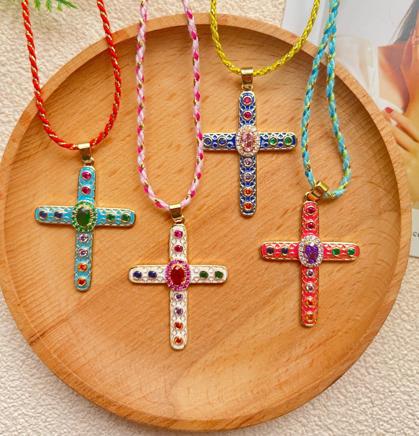 Collier croix baroque colorée – chaîne dorée tressée - Aurore Studio