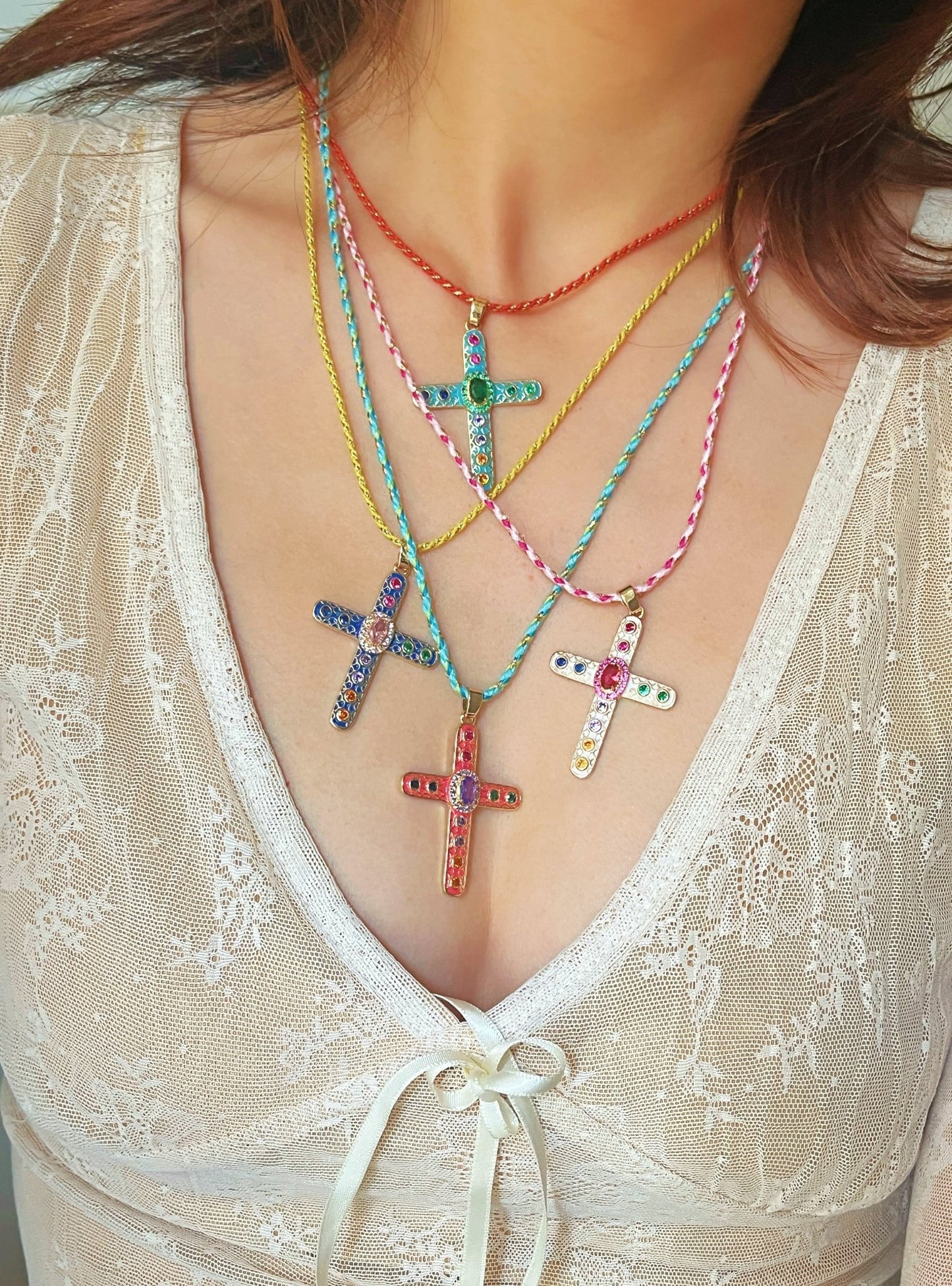 Collier croix baroque colorée – chaîne dorée tressée - Aurore Studio
