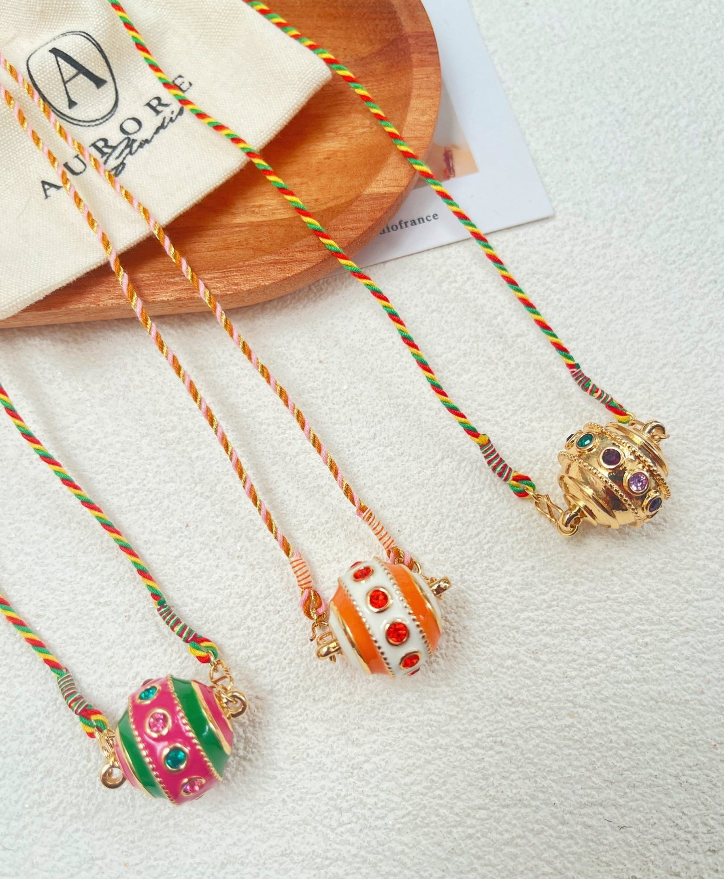 Tour de cou pendentif sphère – Bijou coloré fait main Plaqué Or - Aurore Studio