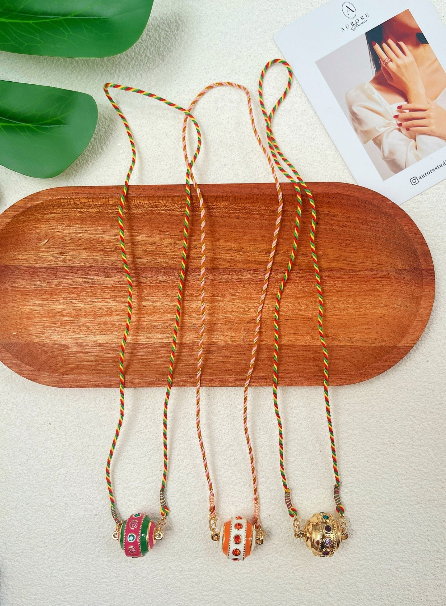 Tour de cou pendentif sphère – Bijou coloré fait main Plaqué Or - Aurore Studio