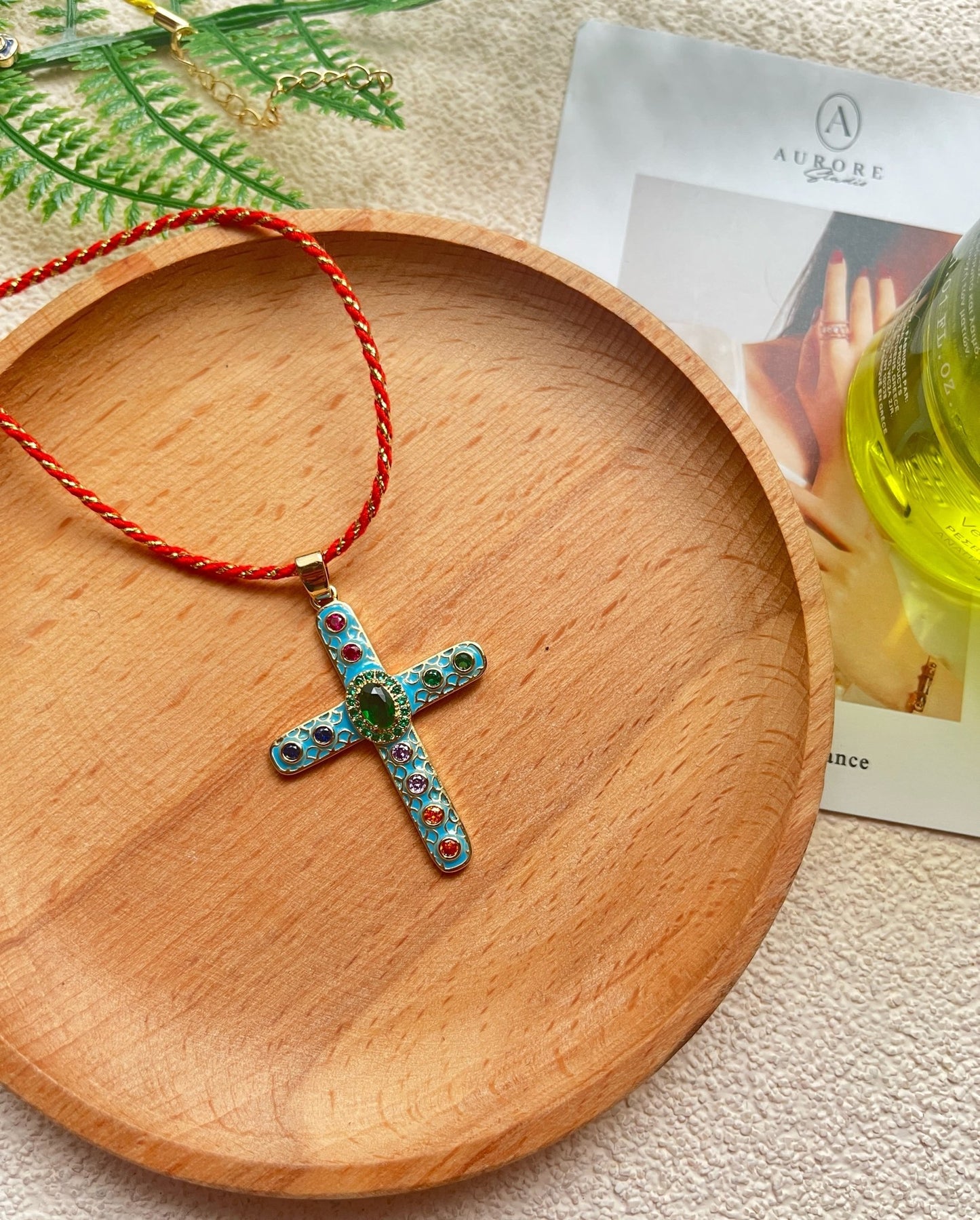 Collier croix baroque colorée – chaîne dorée tressée - Aurore Studio