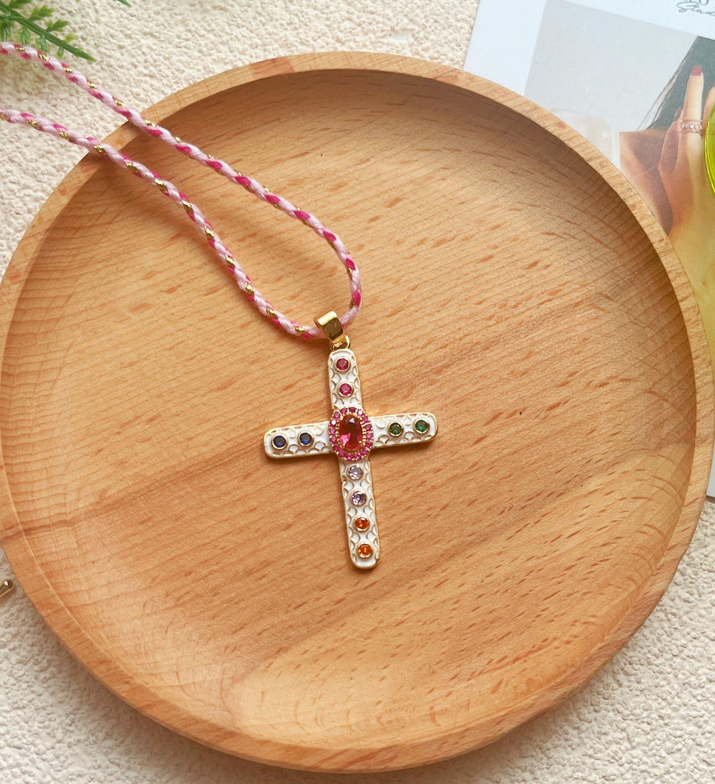 Collier croix baroque colorée – chaîne dorée tressée - Aurore Studio