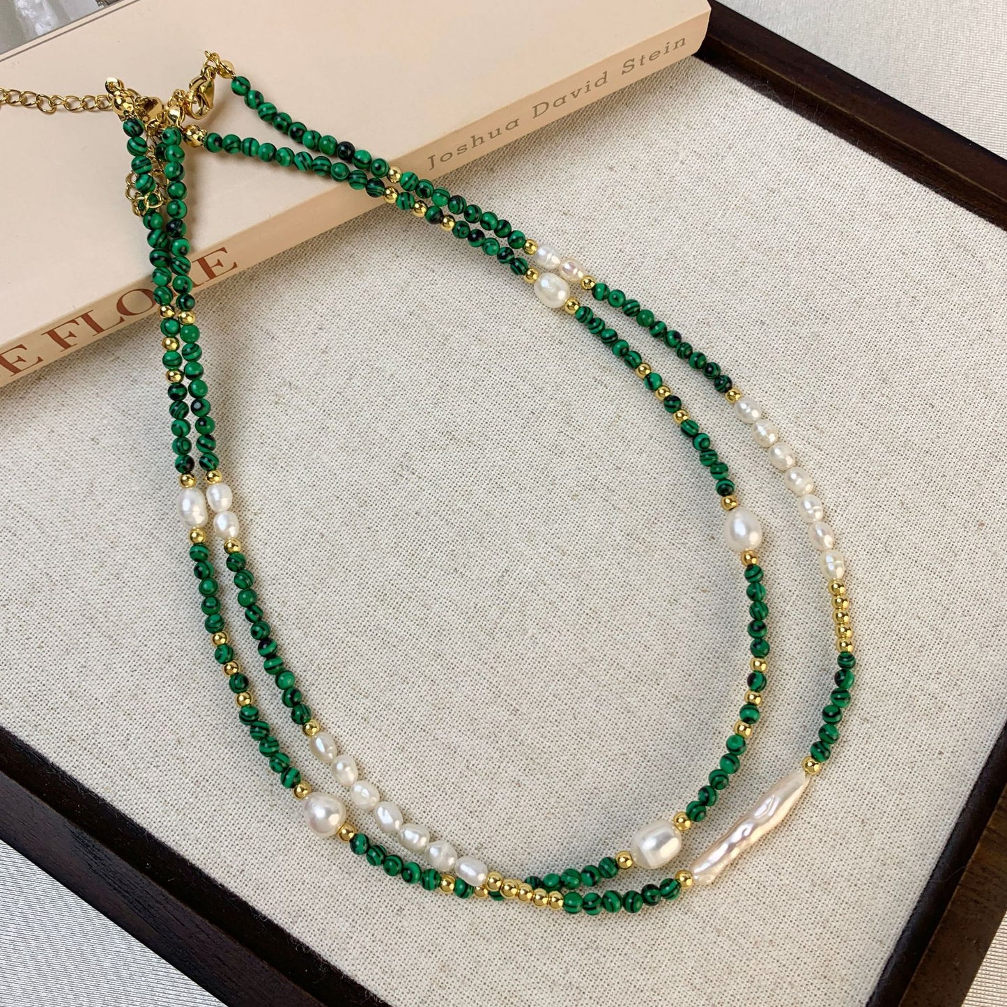 Collier Malachite et Perles d'Eau Douce - Élégance Naturelle