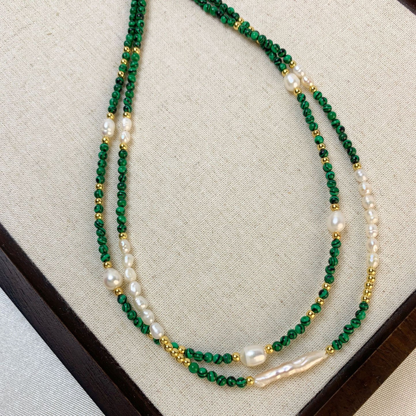 Collier Malachite et Perles d'Eau Douce - Élégance Naturelle