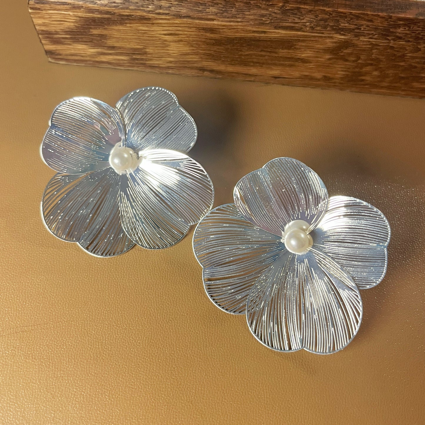 Boucles d'Oreilles Fleur Ajourée tige en argent