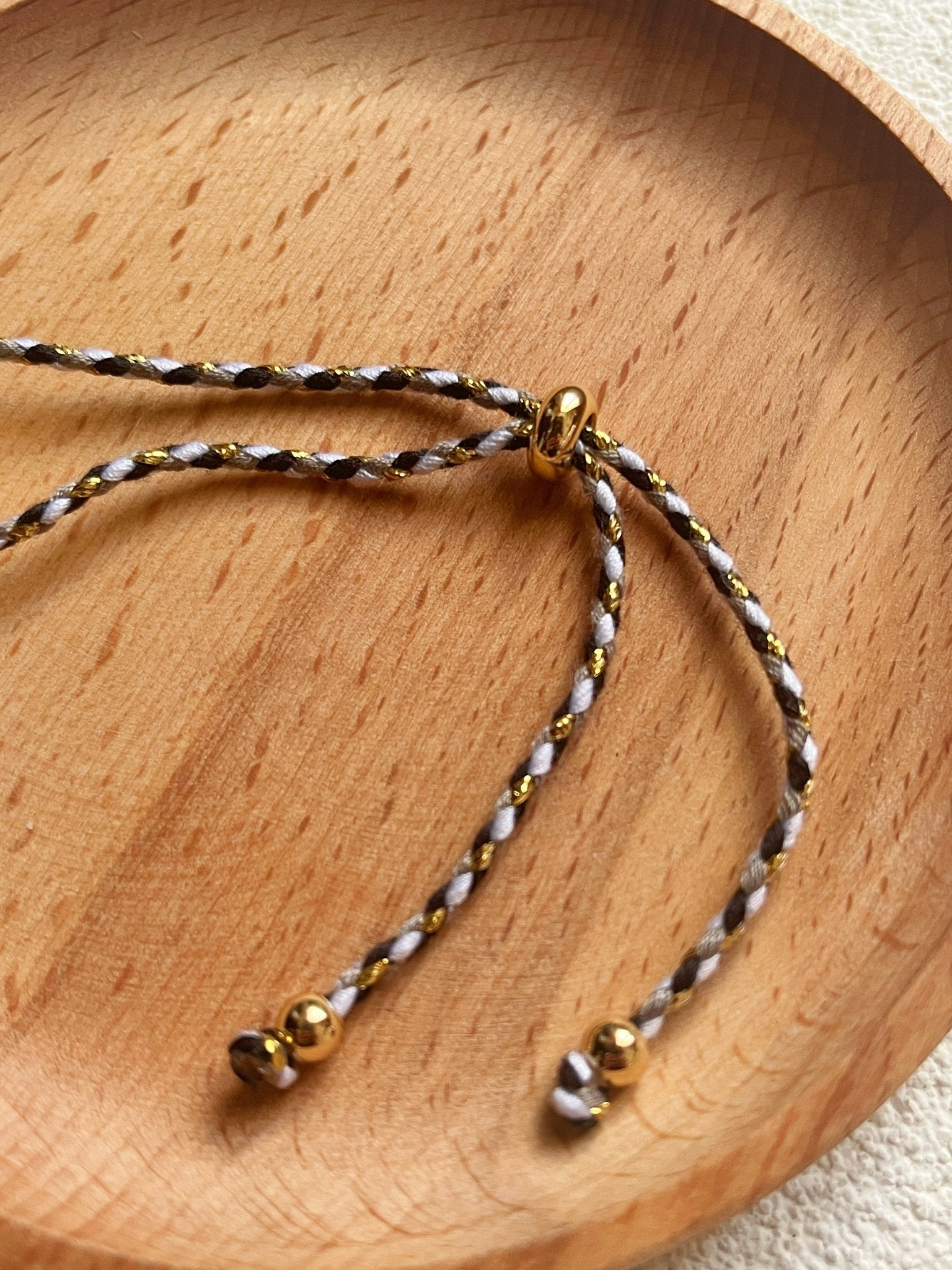 Bracelet sur cordon ajustable plaqué or - Porte - bonheur - Aurore Studio