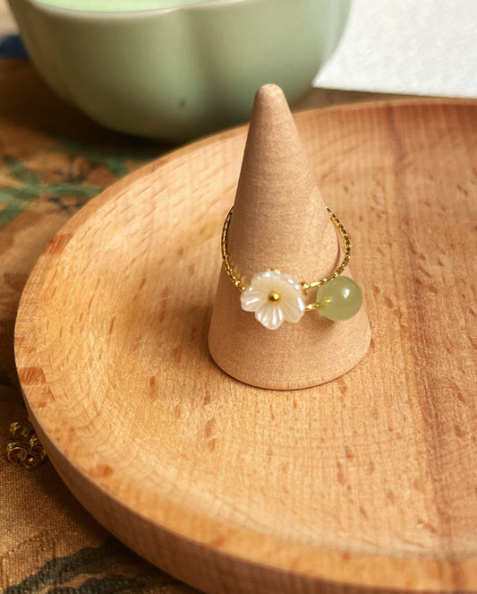 🌸 Bague Chinoise Ajustable Fleur de Cerisier et Imitation Jade de Hetian 🌿 - Aurore Studio
