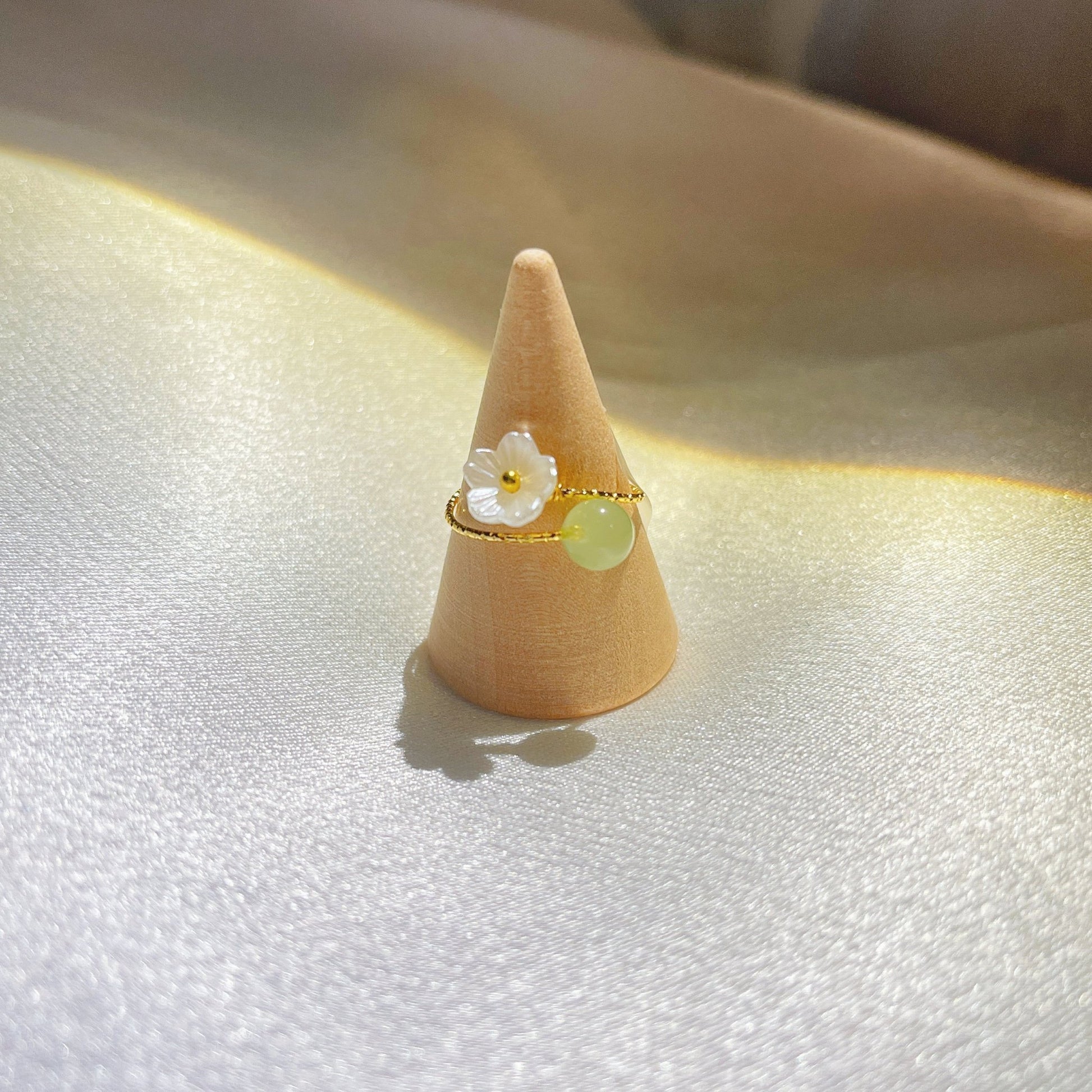 🌸 Bague Chinoise Ajustable Fleur de Cerisier et Imitation Jade de Hetian 🌿 - Aurore Studio