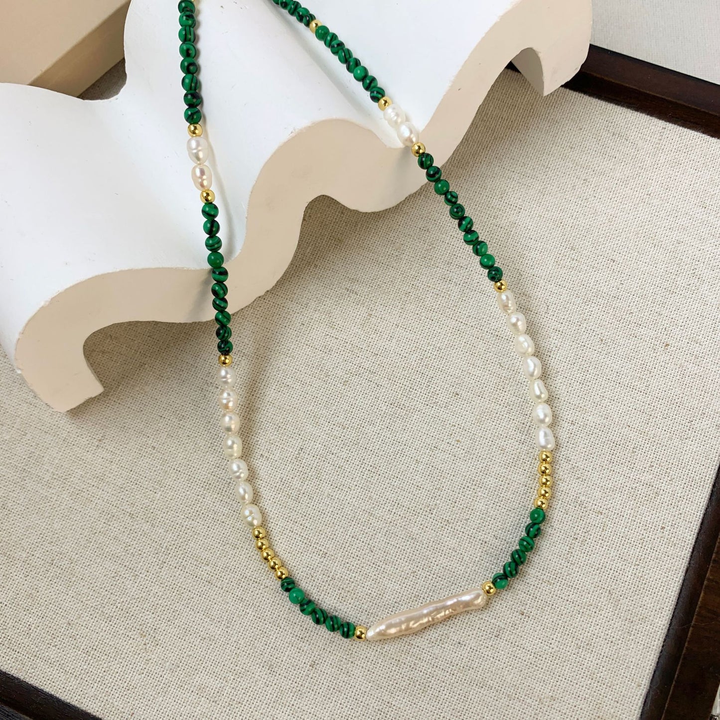 Collier Malachite et Perles d'Eau Douce - Élégance Naturelle