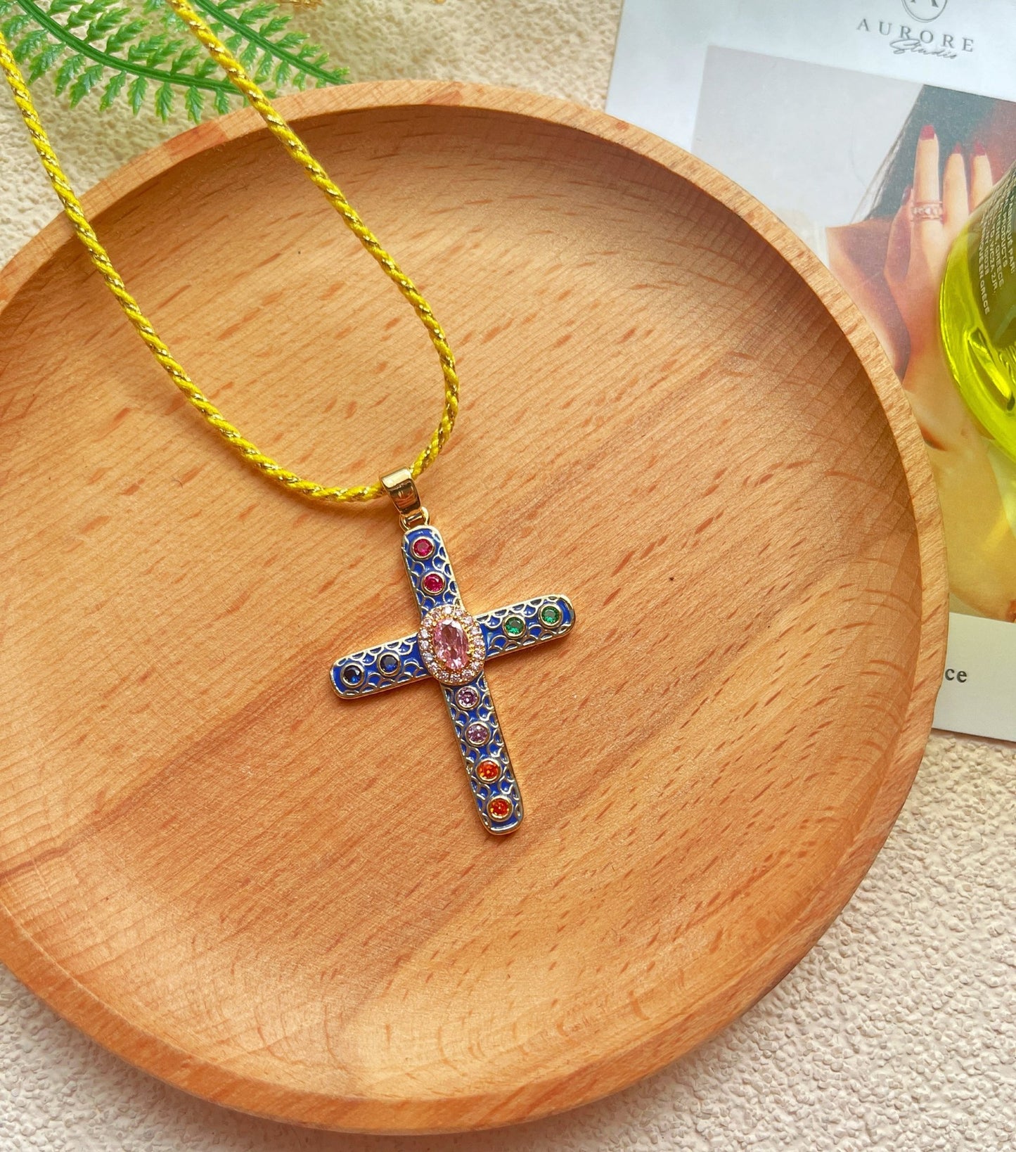 Collier croix baroque colorée – chaîne dorée tressée - Aurore Studio