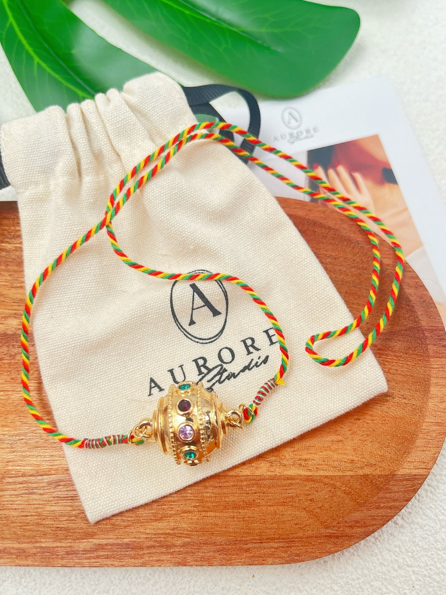 Tour de cou pendentif sphère – Bijou coloré fait main Plaqué Or - Aurore Studio