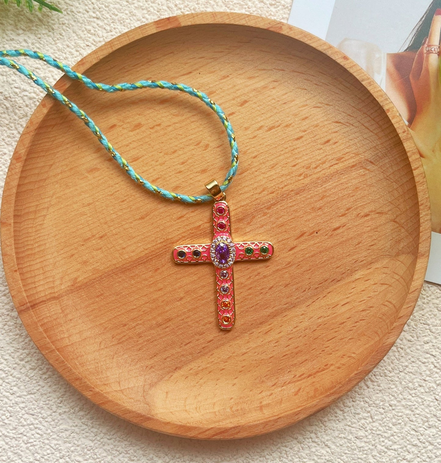 Collier croix baroque colorée – chaîne dorée tressée - Aurore Studio