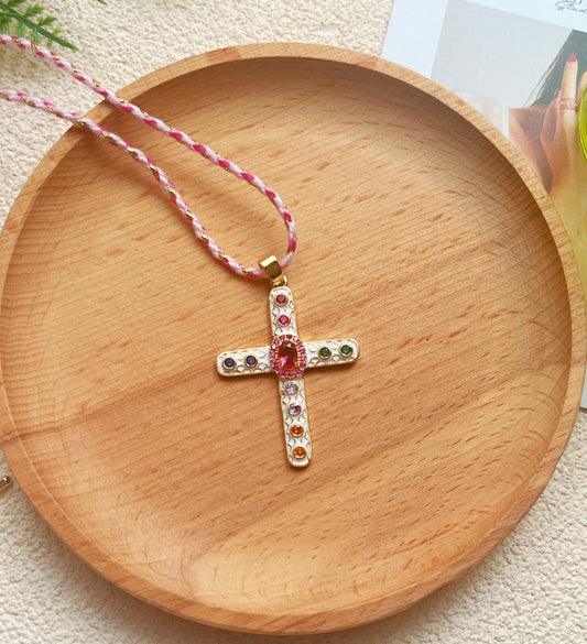 Collier croix baroque colorée – chaîne dorée tressée - Aurore Studio